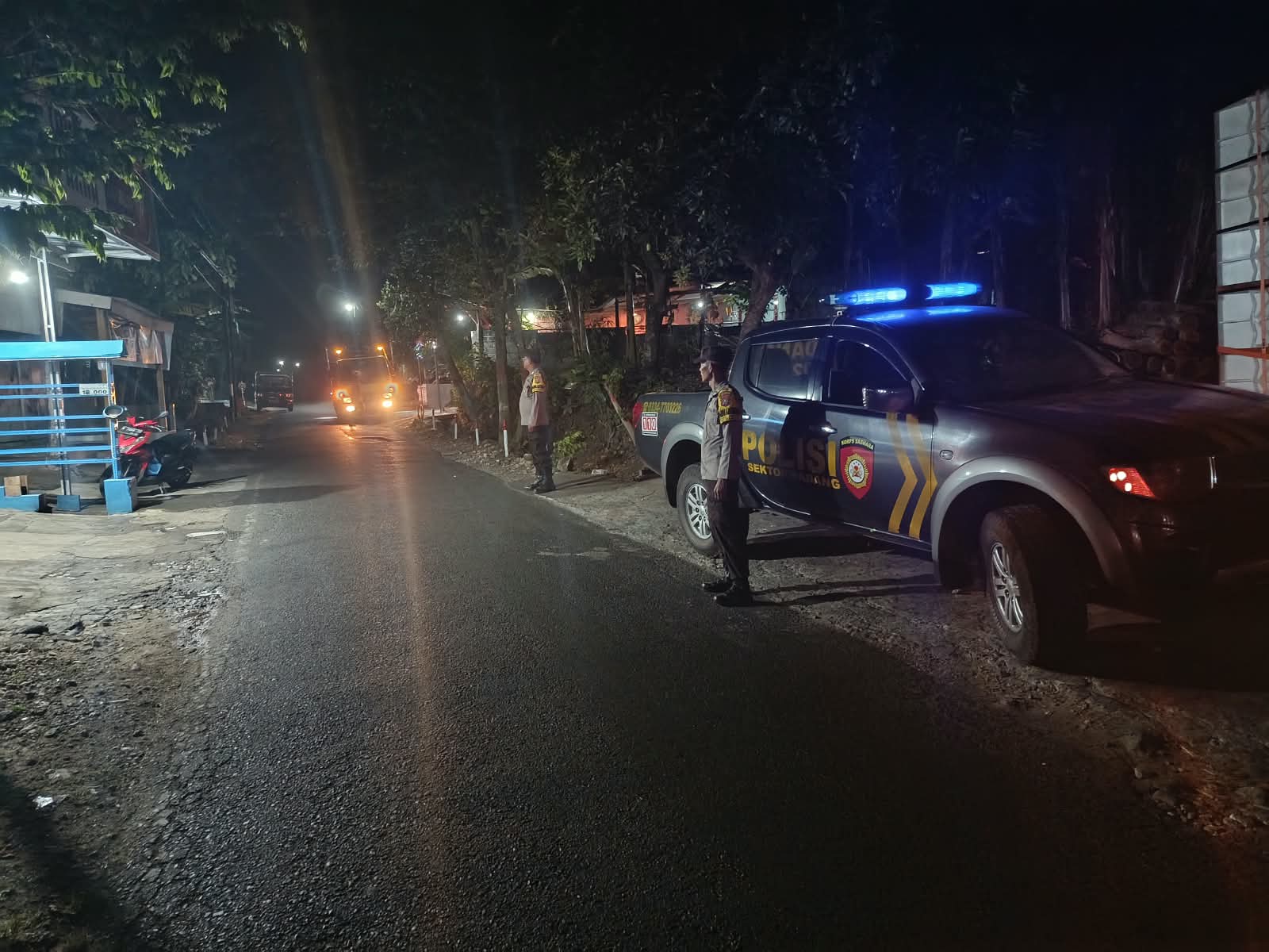 Patroli Blue Light Polsek Padang, Polisi Sampaikan Himbauan Langsung kepada Warga di Jam Rawan