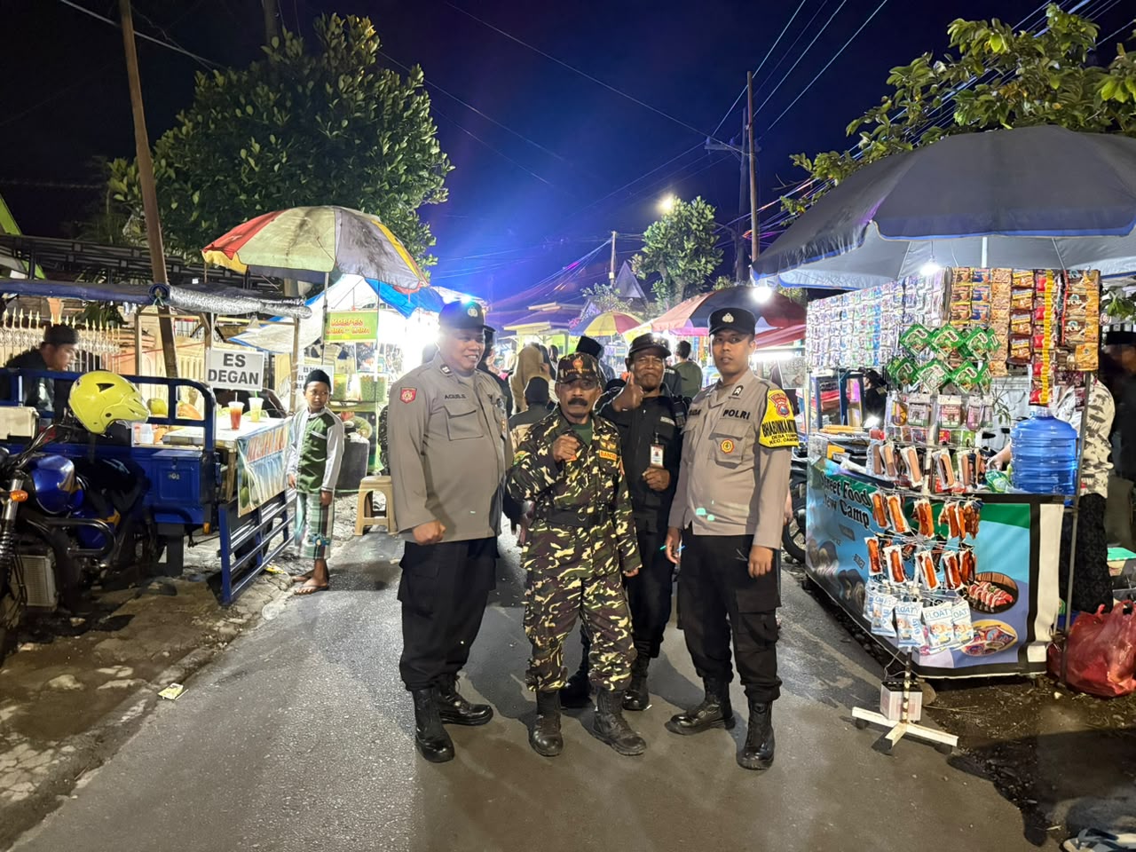 POLSEK CANDIPURO LAKSANAKAN PENGAMANAN KEGIATAN GEBYAR SHOLAWAT DALAM RANGKA MEMPERINGATI MAULID NABI MUHAMMAD SAW DI DESA SUMBEREJO, KECAMATAN CANDIPURO