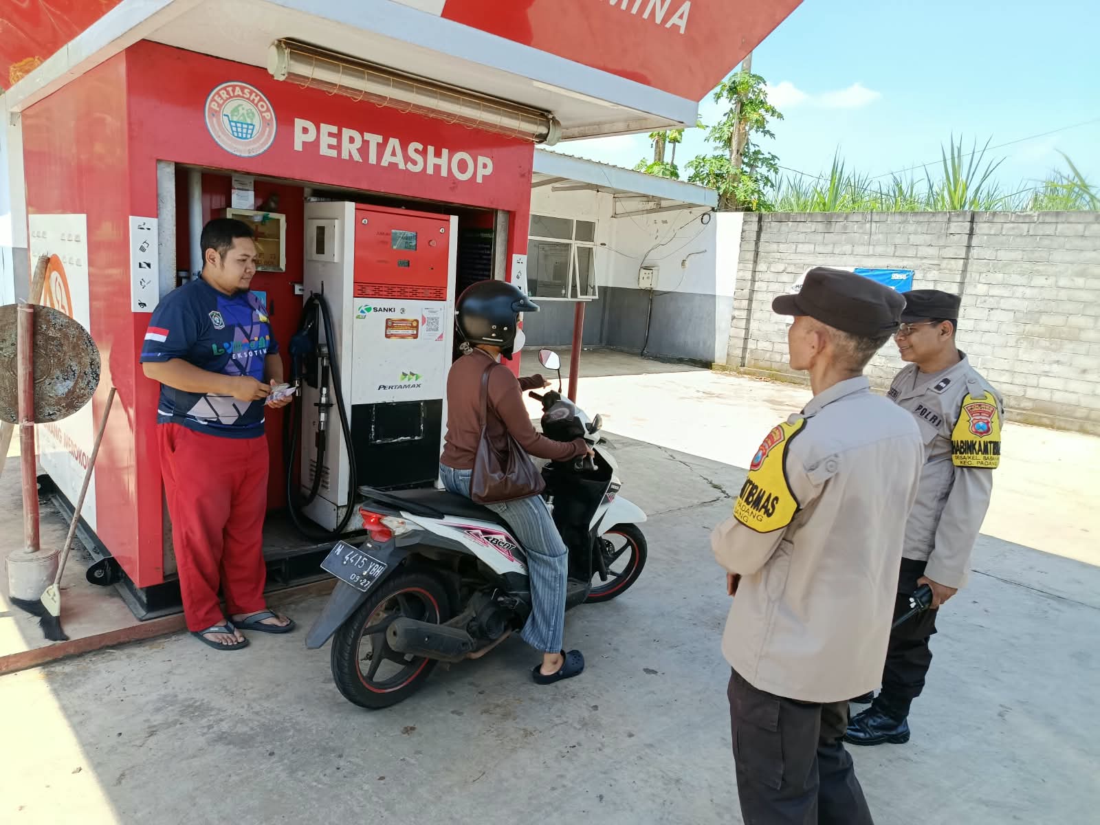 Gelar Patroli Dialogis, Ini Pesan yang Disampaikan Anggota Polsek Padang Kepada Karyawan SPBU