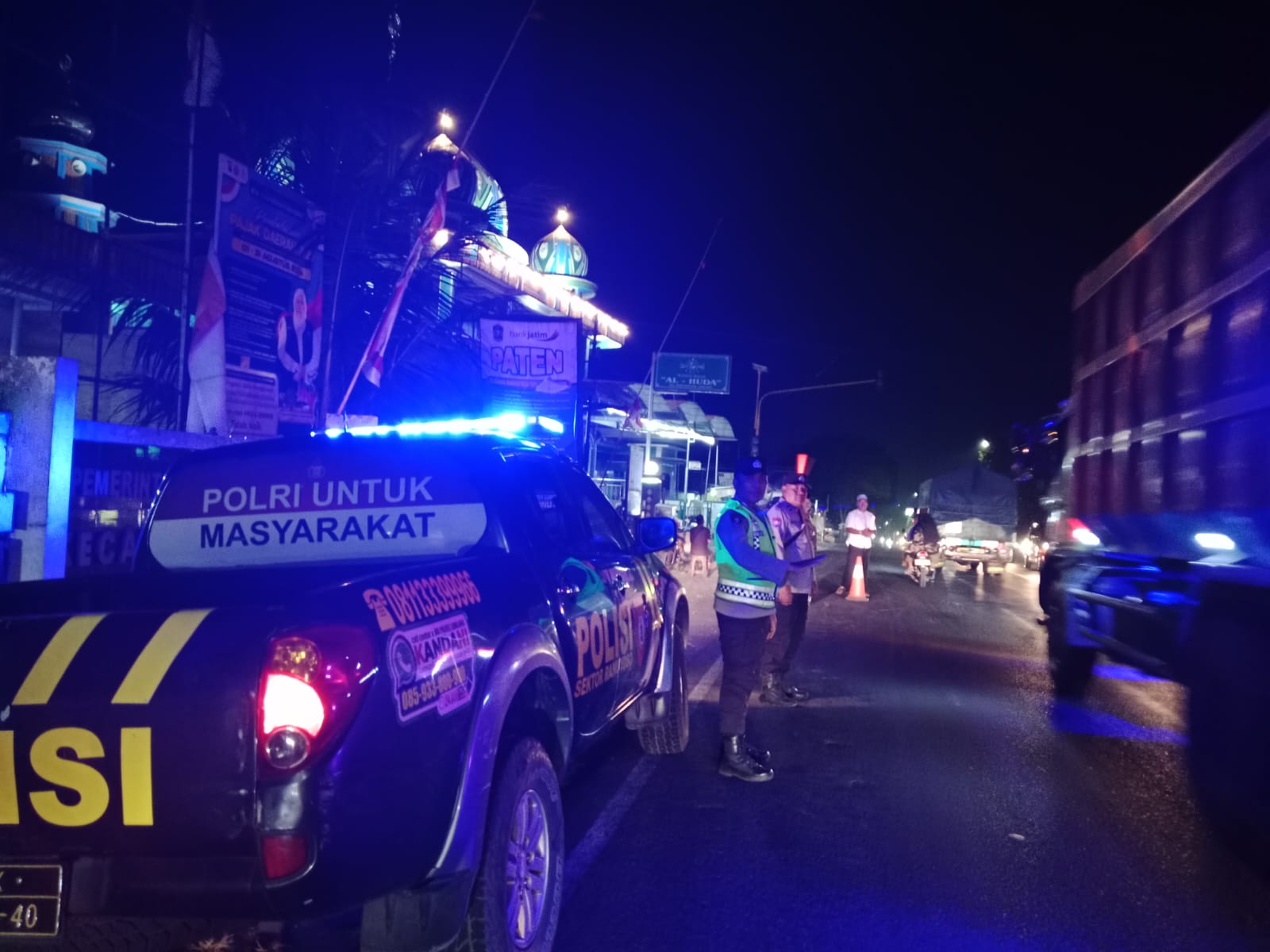 Polisi Polsek Ranuyoso Jaga Keamanan Sepanjang Jalan Kecamatan Ranuyoso