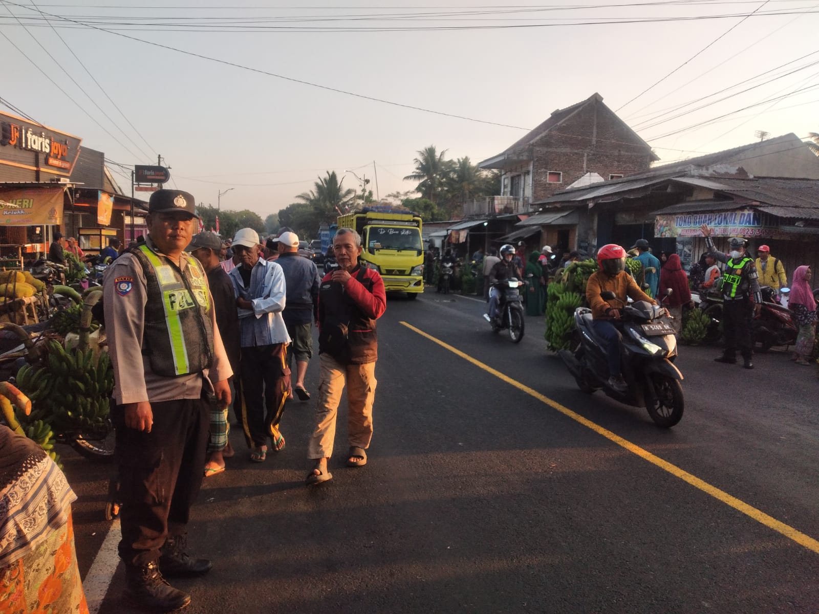 Patroli Poros Pagi di Pasar Buah Wates Wetan Antisipasi Kemacetan