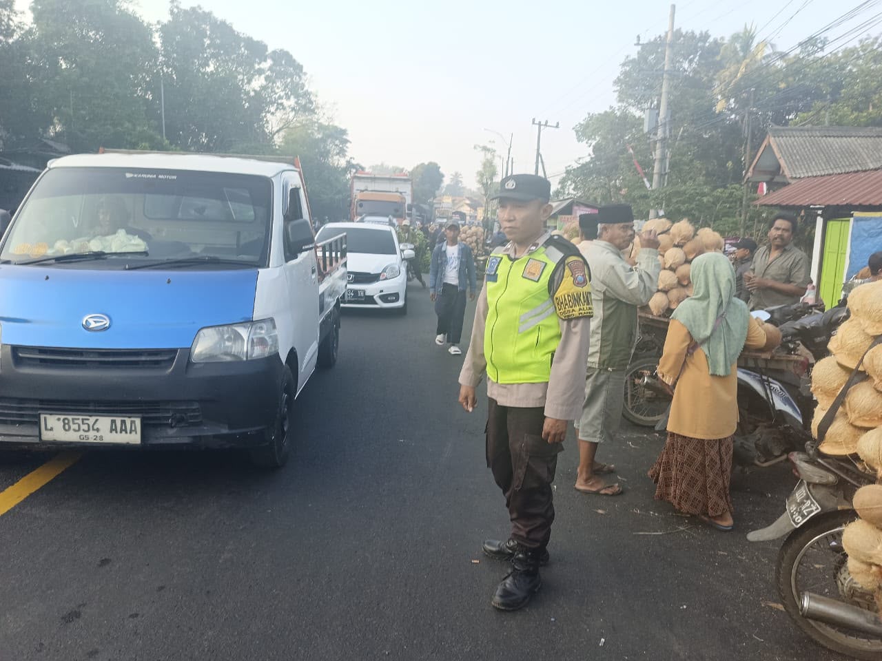 Patroli Poros Pagi di Pasar Buah Ranuyoso Antisipasi Kemacetan