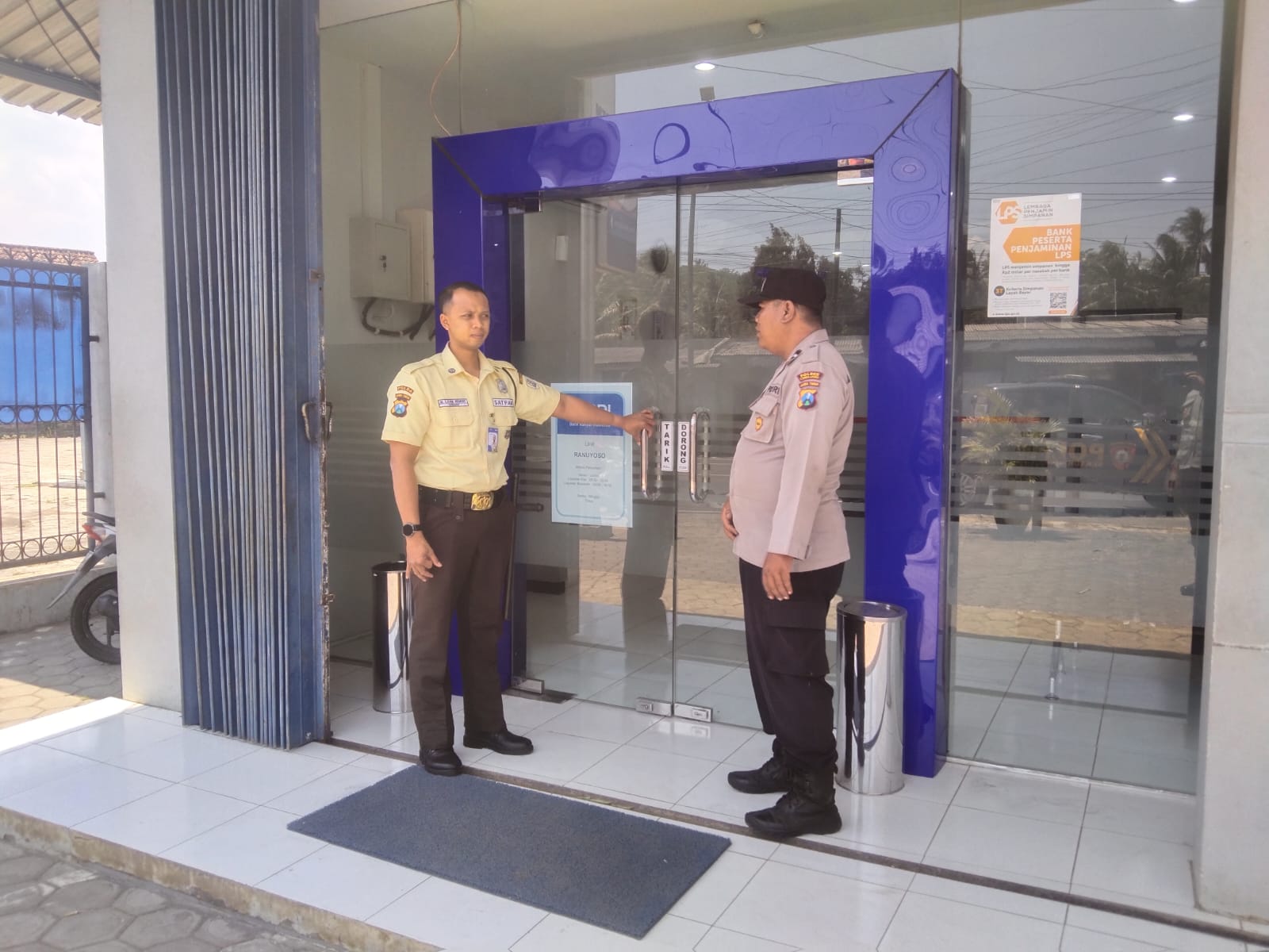 Patroli Rutin Polsek Ranuyoso di Kawasan Perbankan untuk Cegah Kriminalitas