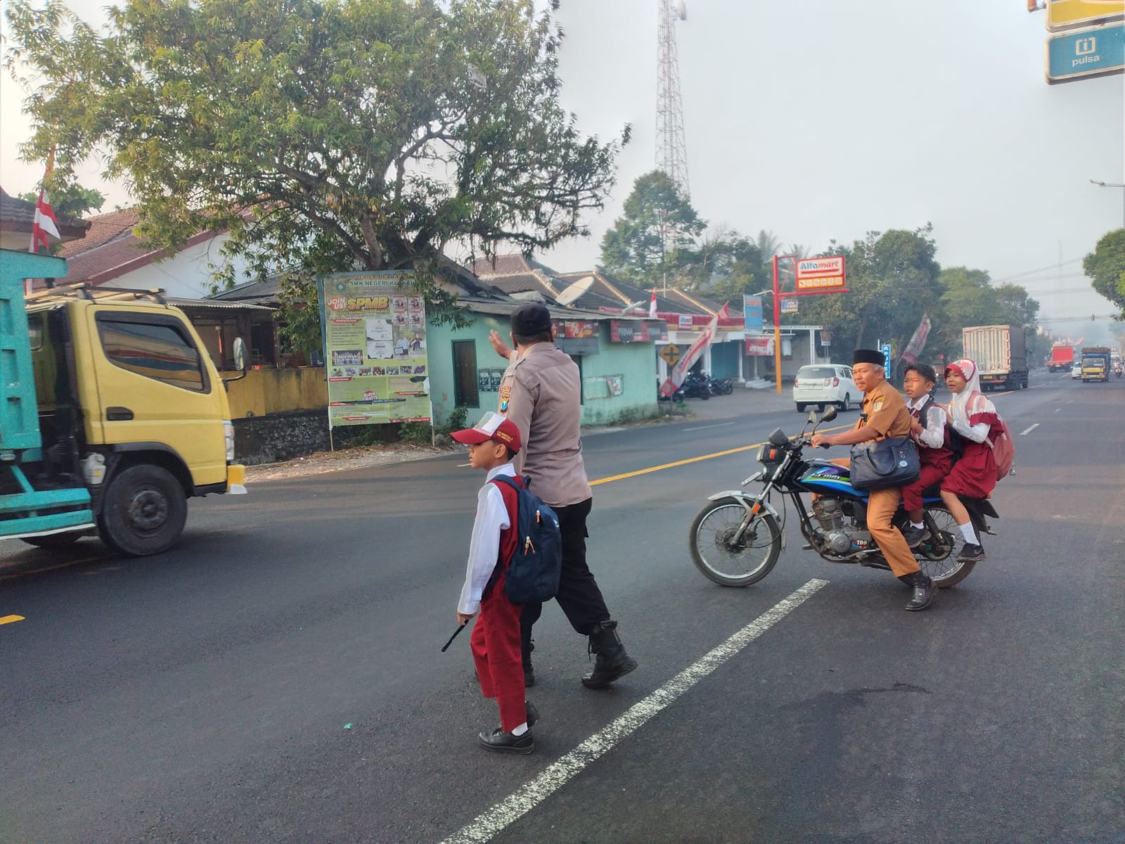 Polisi Bantu Seberangkan Pelajar, Wujud Kepedulian Polsek Ranuyoso terhadap Keselamatan Siswa