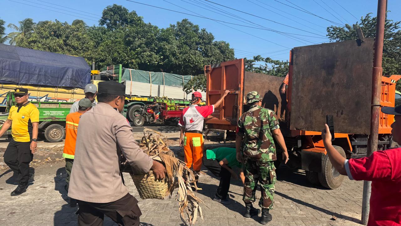 Anggota Polsek dan Koramil Ranuyoso Melaksanakan Kerja Bakti Bersama Warga