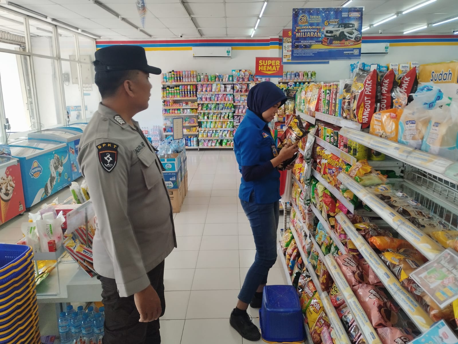 Polsek Ranuyoso Cek Keamanan Pertokoan, Harga Bahan Pokok, dan Produk Kadaluwarsa