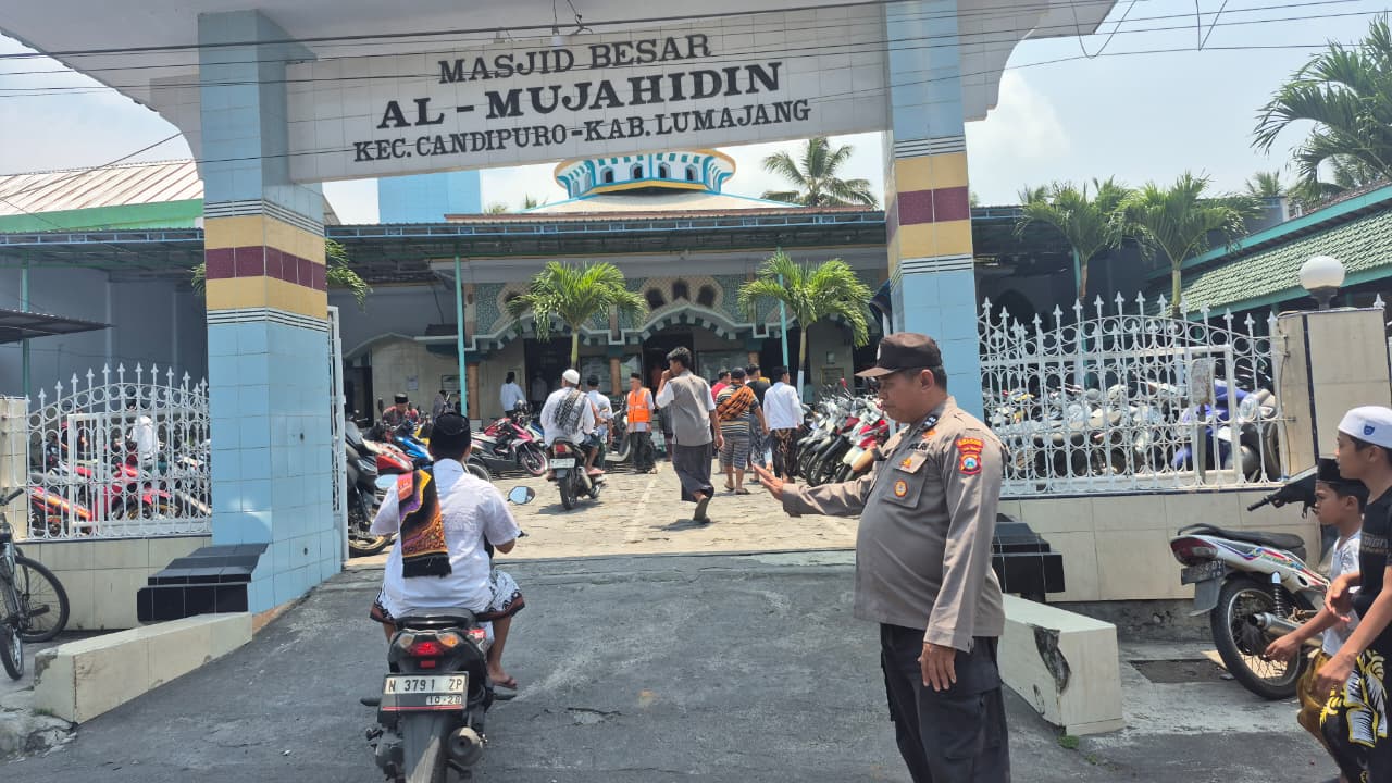 Polsek Candipuro Laksanakan Pengamanan Sholat Jumat, Pastikan Jamaah Aman dan Nyaman
