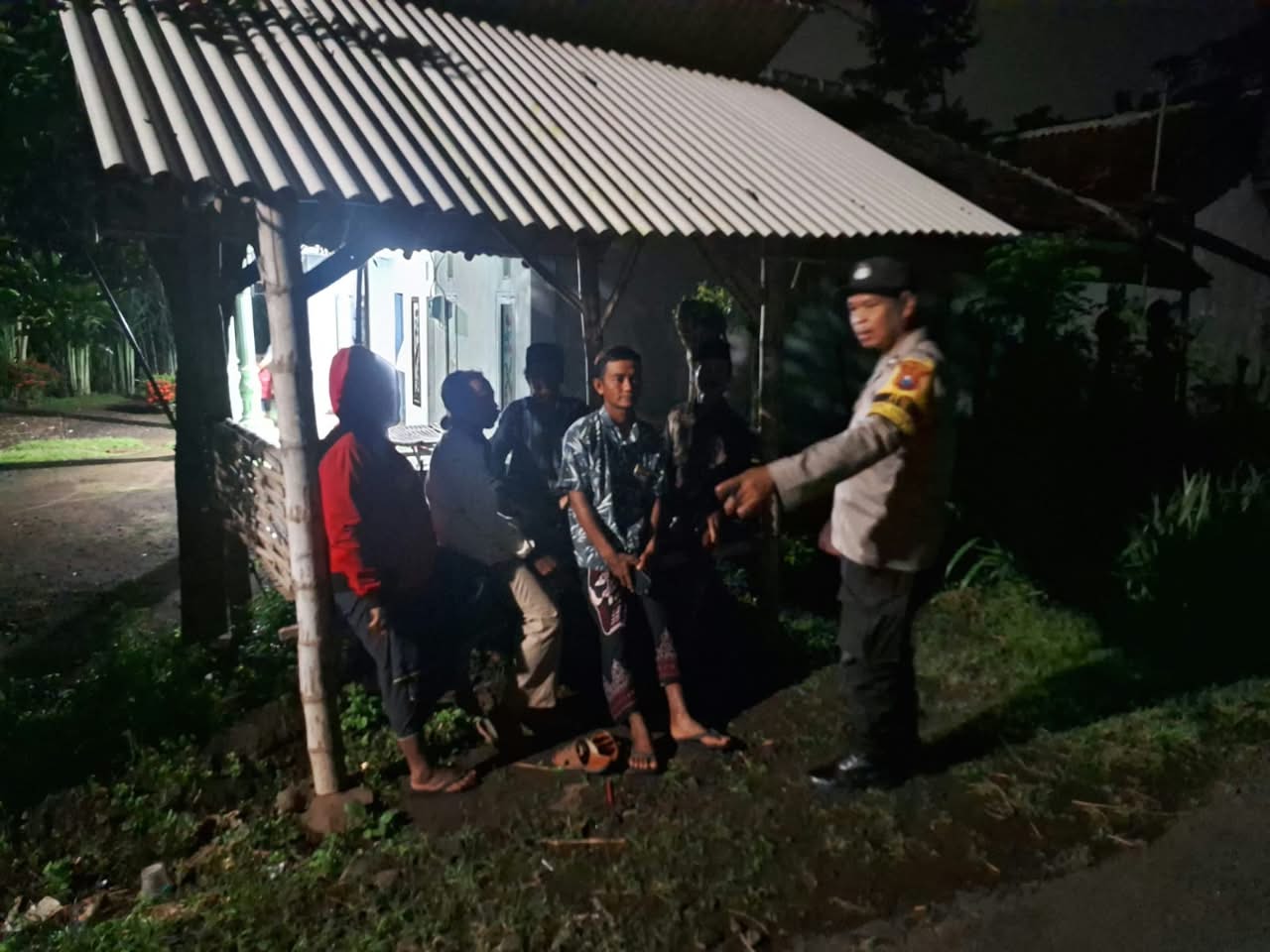 Patroli Blue Light Polsek Padang, Polisi Sampaikan Himbauan Langsung kepada Warga di Jam Rawan