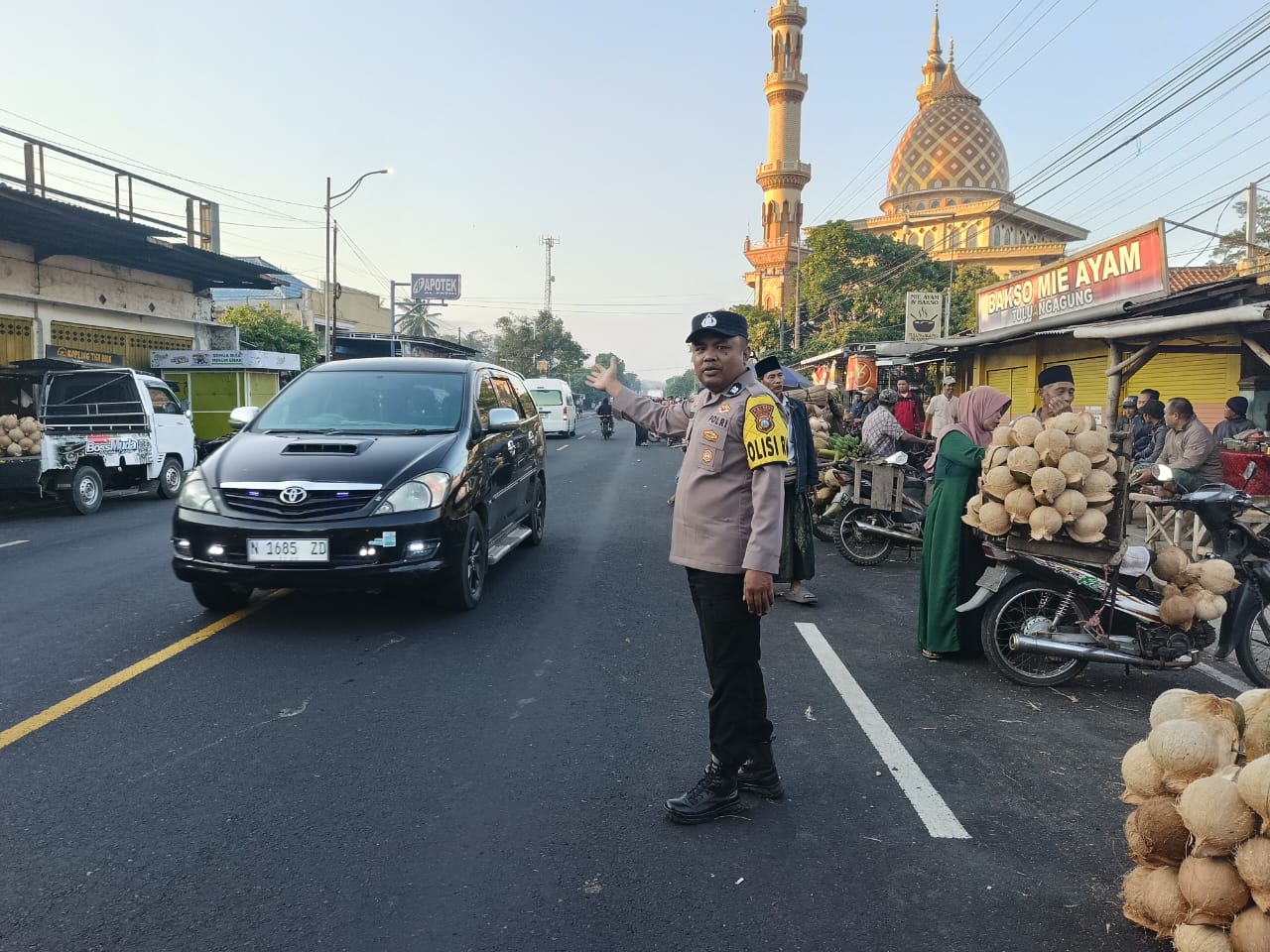 Patroli Pengaturan Arus Lalu Lintas di Pasar Gedang Wates Wetan