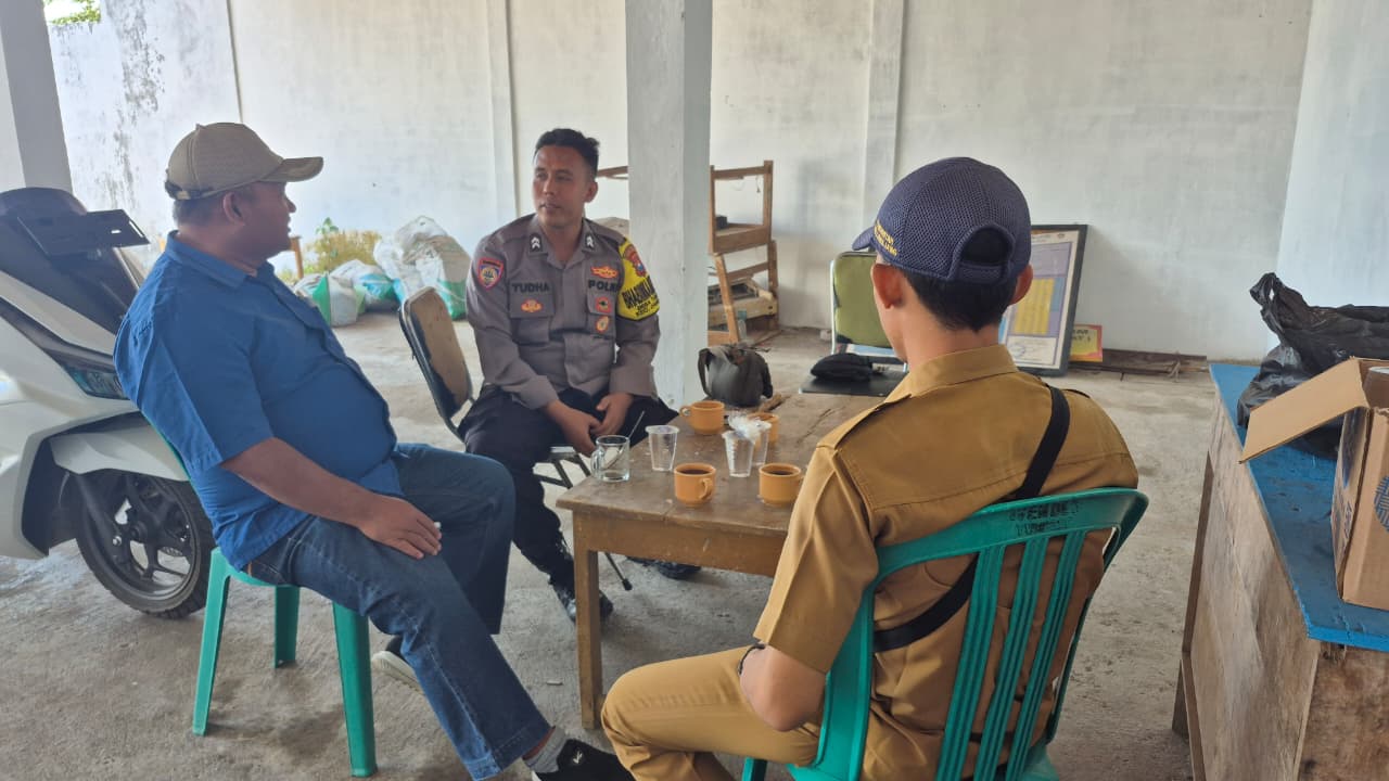 Bhabinkamtibmas Polsek Candipuro Laksanakan Giat Sambang Di Desa Binaannya