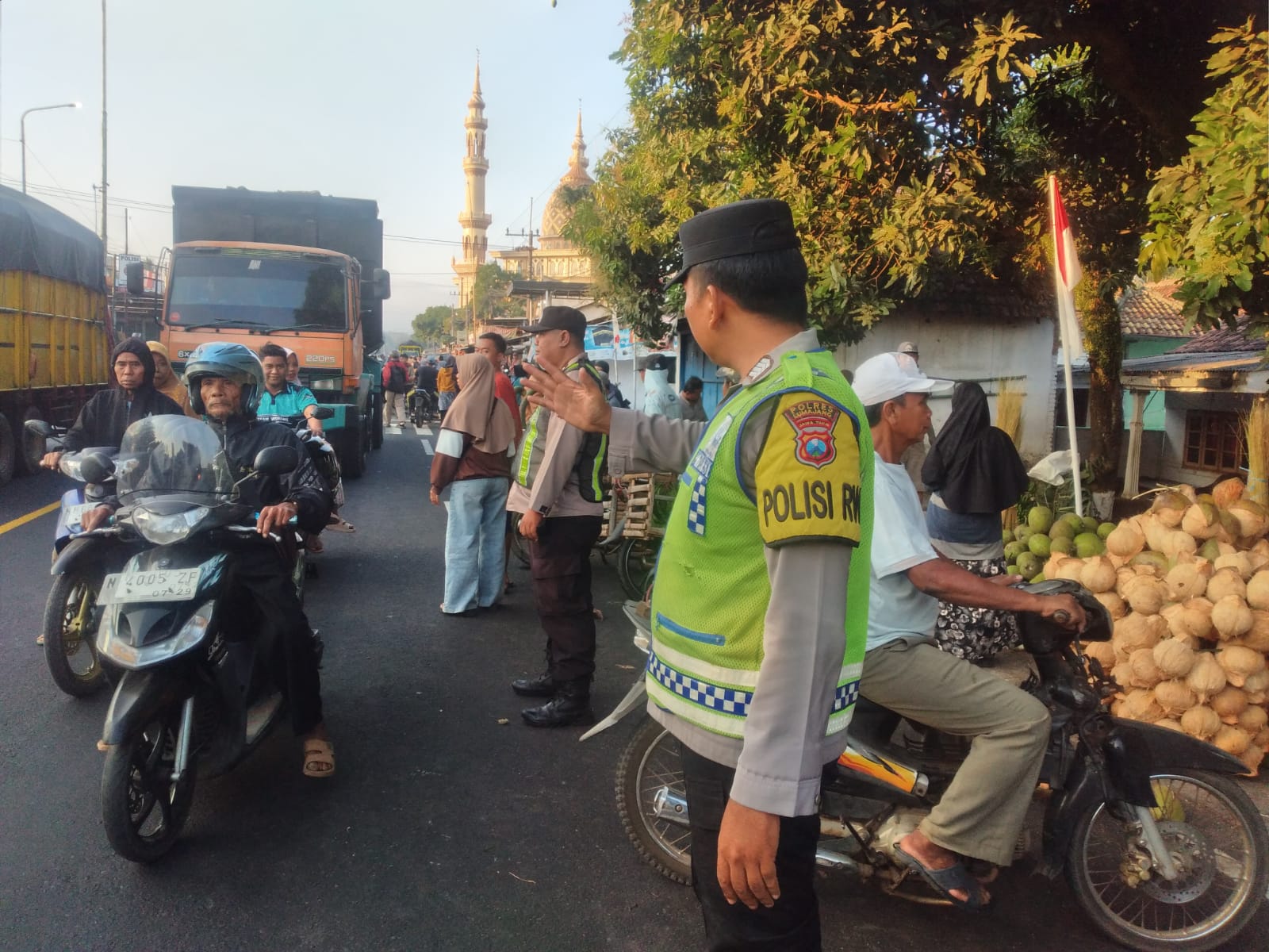 Patroli Poros Pagi di Pasar Buah Wates Wetan Antisipasi Kemacetan