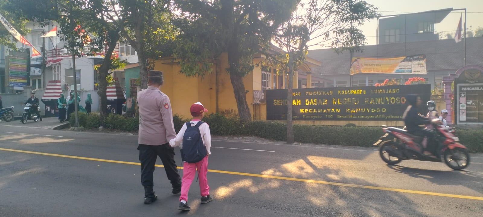 Polisi Bantu Seberangkan Pelajar, Wujud Kepedulian Polsek Ranuyoso terhadap Keselamatan Siswa