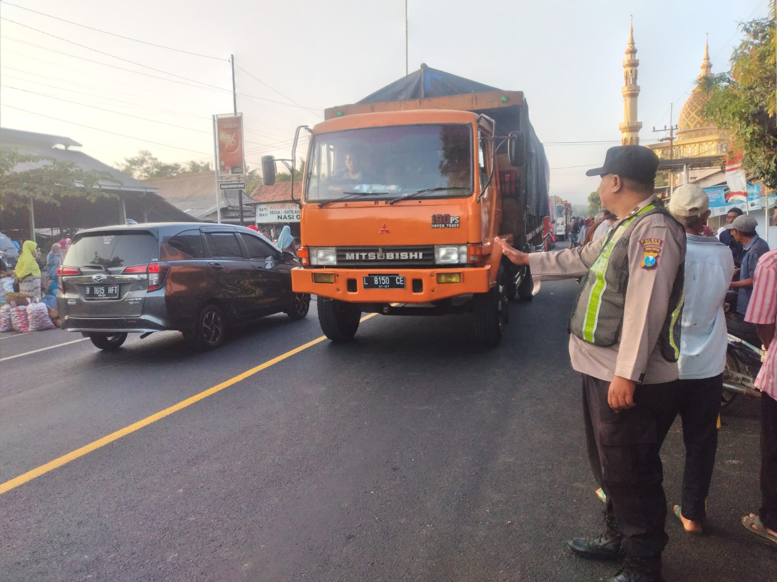 Patroli Pengaturan Arus Lalu Lintas di Pasar Gedang Wates Wetan