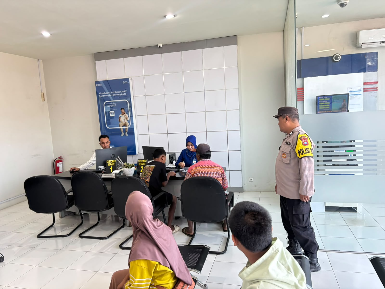 Patroli Pantau Kawasan Perbankan dan ATM Cegah Kriminalitas oleh Polsek Ranuyoso