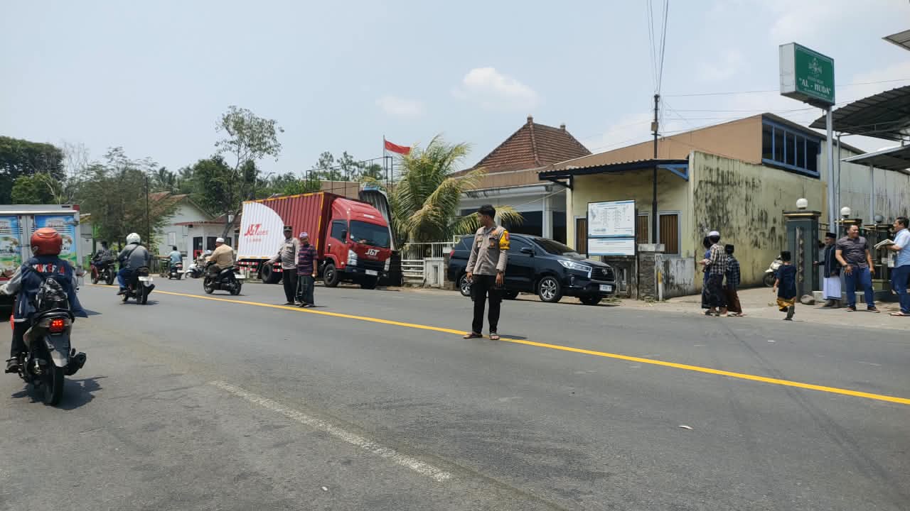 Polsek Ranuyoso Melaksanakan Pengamanan dan Turlalin di Masjid Al Huda Ranuyoso