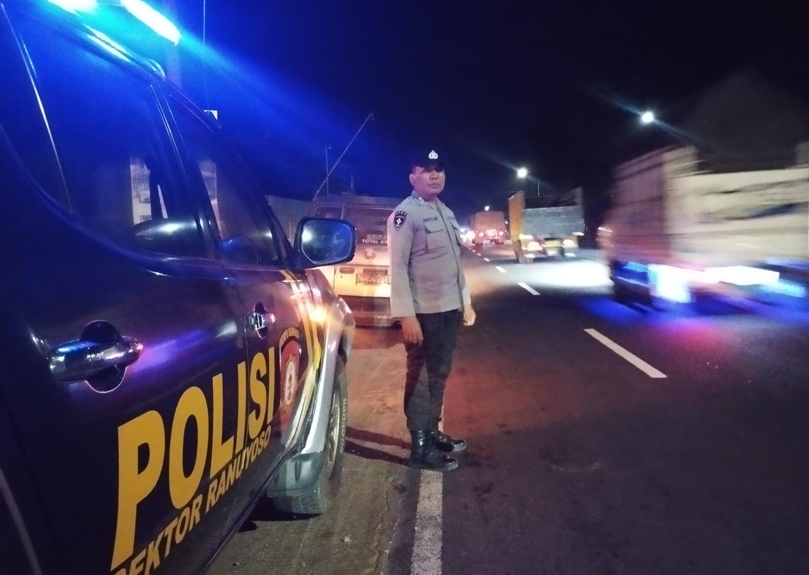 Polisi Polsek Ranuyoso Jaga Keamanan Sepanjang Jalan Kecamatan Ranuyoso