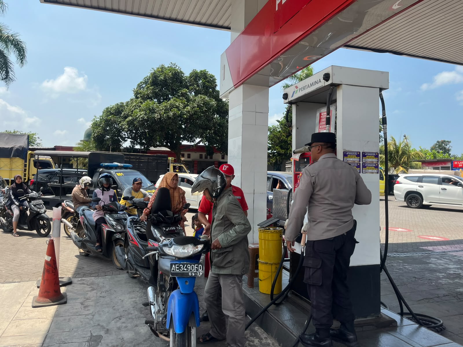 Polsek Tempeh Pantau SPBU Tempeh Lor, Antisipasi Antrean BBM dan Gangguan Kamtibmas