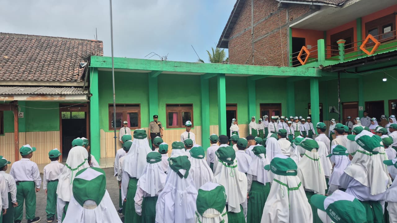 Polsek Candipuro Beri Edukasi Pelajar Saat Upacara Hari Senin